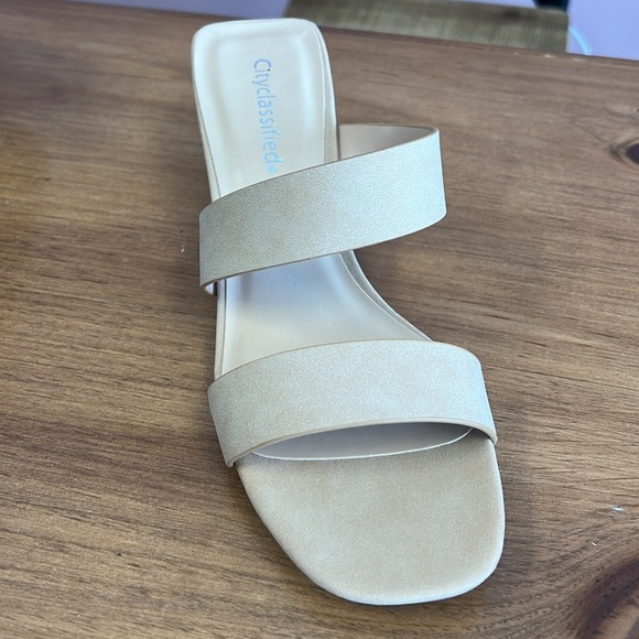 Super cute tan sandals - Picture 2 of 2